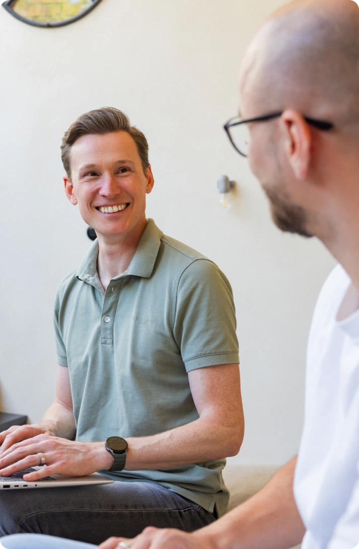 Adviseur van Ascot Advies in gesprek met een klant