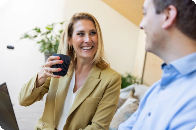 Adviseur met koffie in gesprek met een klant