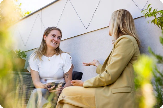 Twee collega's in gesprek buiten